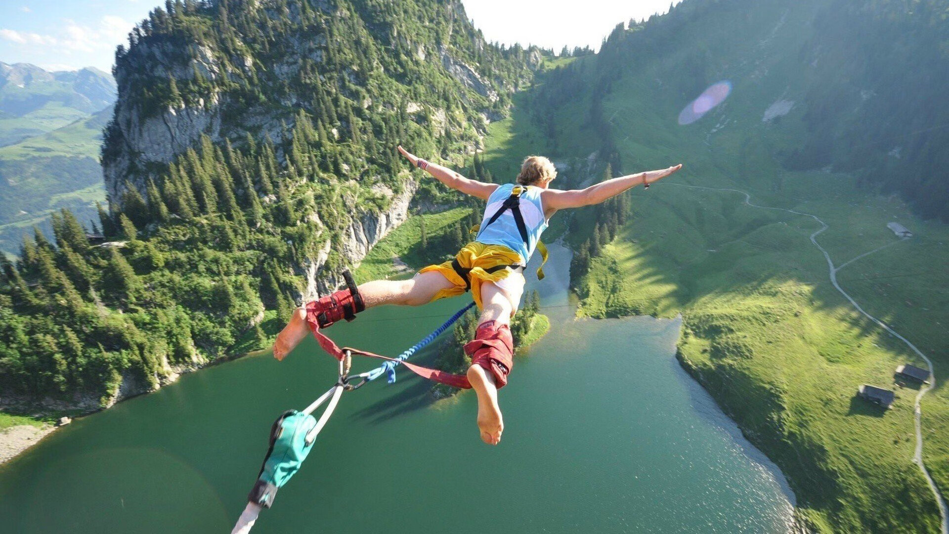开云体育下载-绿茵场上最动人的一幕，阿贾克斯重伤倒地，尤文全队围拢祈祷，绿茵温情，尤文全队为重伤阿贾克斯球员祈祷